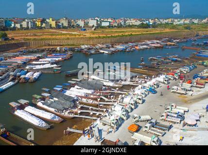 (210911) -- NANNING, 11. September 2021 (Xinhua) -- das Foto vom 16. Oktober 2016 zeigt den Grenzhandel am Beilun-Fluss an der Grenze zwischen China und Vietnam. Seit China und der ASEAN 1991 Dialogbeziehungen aufgenommen haben, haben sich beide Seiten weiterhin für die Förderung der regionalen Entwicklung und des Wohlstands durch eine umfassende Zusammenarbeit und die Schaffung greifbarer Vorteile für die Menschen in der Region eingesetzt. (Xinhua/Zhou Hua) Stockfoto