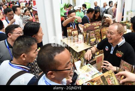 (210911) -- NANNING, 11. September 2021 (Xinhua) -- Besucher kaufen malaysische Waren während der 13. China-ASEAN Expo, die am 12. September 2016 in Nanning, der Autonomen Region Guangxi Zhuang, Südchina, stattfand. Seit China und der ASEAN 1991 Dialogbeziehungen aufgenommen haben, haben sich beide Seiten weiterhin für die Förderung der regionalen Entwicklung und des Wohlstands durch eine umfassende Zusammenarbeit und die Schaffung greifbarer Vorteile für die Menschen in der Region eingesetzt. (Xinhua/Lu Boan) Stockfoto