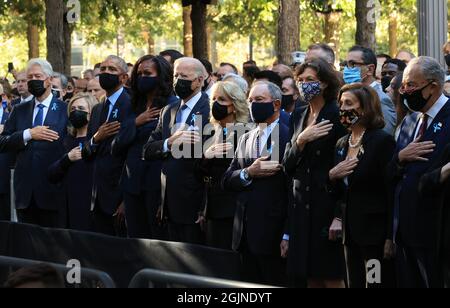 (L-R) der ehemalige Präsident Bill Clinton, die ehemalige First Lady Hillary Clinton, der ehemalige Präsident Barack Obama, die ehemalige First Lady Michelle Obama, Präsident Joe Bien, First Lady Jill Biden, der ehemalige Bürgermeister von New York, Michael Bloomberg, die Partnerin von Bloomberg, Diana Taylor, Die Sprecherin des Repräsentantenhauses, Nancy Pelosi (D-CA), und der Vorsitzende der Senatsminorität, Charles Schumer (D-NY), treten am 9/11 Samstag, dem 11. September 2021, anlässlich des 20. Jahrestages der Anschläge vom 11. September in Manhattan, New York City, in einem Moment des Schweigens für die Nationalhymne ein. Poolfoto von Chip Somodevilla/UPI Stockfoto