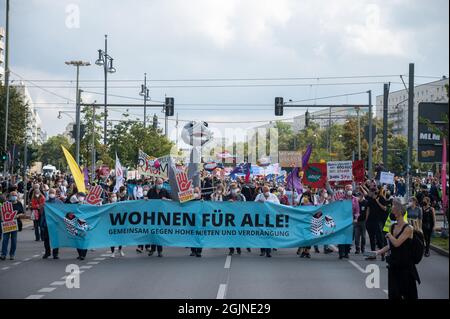 Berlin, Deutschland. September 2021. Bei einer Demonstration gegen hohe Mieten in Berlin halten die Teilnehmer ein Transparent mit der Aufschrift „Wohnen für alle!“ ab. Quelle: Christophe Gateau/dpa/Alamy Live News Stockfoto