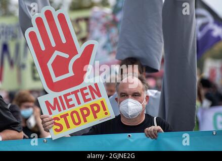 Berlin, Deutschland. September 2021. Bei einer Demonstration gegen hohe Mieten in Berlin hält ein Teilnehmer ein Plakat mit der Aufschrift 'Mieten Stopp!'. Quelle: Christophe Gateau/dpa/Alamy Live News Stockfoto