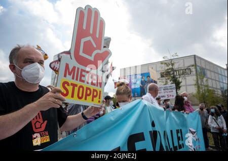 Berlin, Deutschland. September 2021. Bei einer Demonstration gegen hohe Mieten in Berlin hält ein Teilnehmer ein Plakat mit der Aufschrift 'Mieten Stopp!'. Quelle: Christophe Gateau/dpa/Alamy Live News Stockfoto