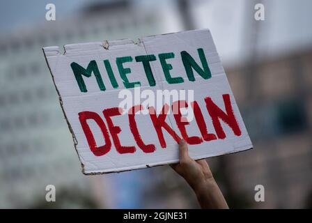 Berlin, Deutschland. September 2021. Bei einer Demonstration gegen hohe Mieten in Berlin hält ein Teilnehmer ein Plakat mit der Aufschrift ''Mieten Deckeln''. Quelle: Christophe Gateau/dpa/Alamy Live News Stockfoto