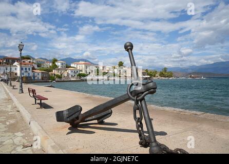 Malerische Küstenlandschaft mit einem alten handgefertigten gusseisernen Anker am malerischen Hafen von Galaxidi in Phocis, Griechenland. Stockfoto