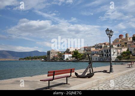 Malerische Küstenlandschaft mit einem alten handgefertigten gusseisernen Anker am malerischen Hafen von Galaxidi in Phocis, Griechenland. Stockfoto