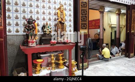 Wat Lokanukroh Chua TU Te Shrine Chinatown Bangkok Thailand ein kleiner vietnamesisch-chinesischer buddhistischer Tempel, auch bekannt als Annamese Mahayana Tempel, Phalit Phon Alley Stockfoto