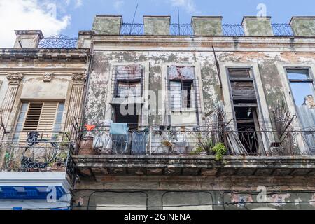 Heruntergekommenes Haus im Stadtteil Havana Centro, Havanna, Kuba Stockfoto