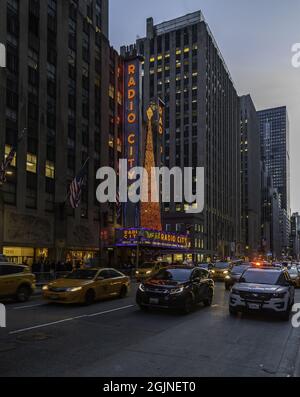 NEW YORK, USA - 06. Jan 2020: Eine wunderschöne Stadtlandschaft mit der Radio City Music Hall in der in New York City, USA Stockfoto