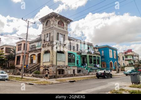 HAVANNA, KUBA - 21. FEB 2016: Straße im Stadtteil Vedado in Havanna Stockfoto
