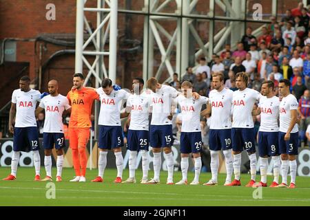 London, Großbritannien. September 2021. Die Spieler von Tottenham halten eine Schweigeminute zum 20. Jahrestag der Terroranschläge vom 11. September ein. Premier League Spiel, Crystal Palace gegen Tottenham Hotspur im Selhurst Park Stadion in London am Samstag 11. September 2021. Dieses Bild darf nur für redaktionelle Zwecke verwendet werden. Nur zur redaktionellen Verwendung, Lizenz für kommerzielle Nutzung erforderlich. Keine Verwendung bei Wetten, Spielen oder Veröffentlichungen in einem Club/einer Liga/einem Spieler. PIC von Steffan Bowen/Andrew Orchard Sports Photography/Alamy Live News Credit: Andrew Orchard Sports Photography/Alamy Live News Stockfoto