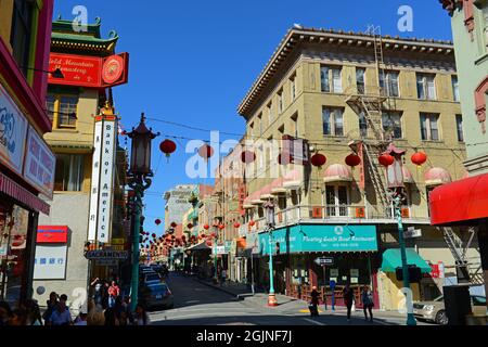 Antikes Geschäftsgebäude im chinesischen Stil an der Grant Avenue in der Sacramento Street im historischen Chinatown in San Francisco, Kalifornien, USA. Stockfoto