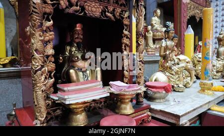 Wat Lokanukroh Chua TU Te Shrine Chinatown Bangkok Thailand ein kleiner vietnamesisch-chinesischer buddhistischer Tempel, auch bekannt als Annamese Mahayana Tempel, Phalit Phon Alley Stockfoto