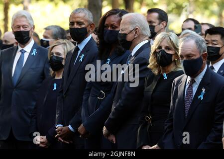 New York, USA. September 2021. Der ehemalige Präsident Bill Clinton, die ehemalige First Lady Hillary Clinton, der ehemalige Präsident Barack Obama, die ehemalige First Lady Michelle Obama, Präsident Joe Biden, First Lady Jill Biden und der ehemalige Bürgermeister von New York, Michael Bloomberg (von links nach rechts) Nehmen Sie am 11. September 2021 an den Feierlichkeiten zum 20. Jahrestag der Anschläge vom 11. September im National 9/11 Memorial and Museum in New York City, N.Y., Teil. Poolfoto von Chip Somodevilla/UPI Kredit: UPI/Alamy Live News Stockfoto