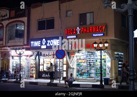 Straße, Geschäfte leuchten mit Lichtern in der Nacht, Sharm el Sheikh Stockfoto