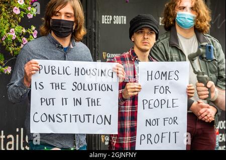 Cork, Irland. September 2021. Die National Obdachlos and Housing Coalition veranstaltete heute eine Kundgebung in Cork und in ganz Irland, bei der ein Ende der Obdachlosigkeit gefordert wurde. Ca. 100 Menschen waren bei der Kundgebung, bei der auch Thomas Gould, Mick Barry und Cllr von TD zu sehen waren. Ted Tynan ist dabei. Quelle: AG News/Alamy Live News Stockfoto