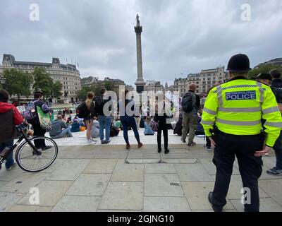 Trafalgar Square, London, Großbritannien – 23. August 2021 : Protest gegen das Aussterben auf dem Trafalgar Square, Demonstranten für Aktionen der britischen Regierung zum Klimawandel Stockfoto