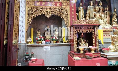 Wat Lokanukroh Chua TU Te Shrine Chinatown Bangkok Thailand ein kleiner vietnamesisch-chinesischer buddhistischer Tempel, auch bekannt als Annamese Mahayana Tempel, Phalit Phon Alley Stockfoto