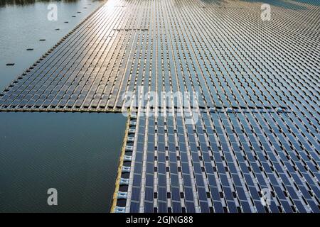 Luftaufnahme des Sees in erneuerbarem alternativen Strom auf schwimmender Solarpaneelplattform Stockfoto