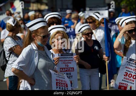 Warschau, Warschau, Polen. September 2021. Krankenschwestern nehmen am landesweiten Streik der Beschäftigten im Gesundheitswesen am 11. September 2021 in Warschau, Polen, Teil. Tausende von Gesundheitsfachkräften und ihre Unterstützer marschierten während eines landesweiten Streiks durch die Stadt, um Lohnerhöhung und bessere Arbeitsbedingungen zu fordern, insbesondere während der COVID-19-Pandemie. (Bild: © Aleksander Kalka/ZUMA Press Wire) Stockfoto