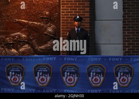 New York City, USA. September 2021. Am 9/11. September 2021 steht vor dem FDNY Ten House am 11 Memorial ein Feuerwehrmann zum 20. Jahrestag der Anschläge vom 11. September in Manhattan, New York City. Pool Foto von Mike Segar/UPI Kredit: UPI/Alamy Live Nachrichten Stockfoto