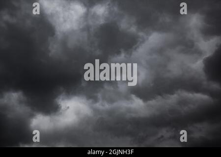 Dramatischer Himmel mit schwarzen stürmischen Regenwolken, kann als Hintergrund verwendet werden Stockfoto