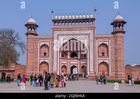Blick auf das große Tor namens 'Darwaza-i-rauza', das zum Taj Mahal Komplex führt. Stockfoto
