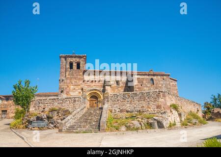 Romanische Kirche. Hoyuelos de la Sierra, Provinz Burgos, Castilla Leon, Spanien. Stockfoto