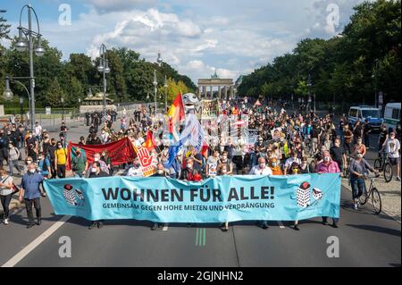 Berlin, Deutschland. September 2021. Bei einer Demonstration gegen hohe Mieten in Berlin halten die Teilnehmer ein Transparent mit der Aufschrift "Wohnen für Alle!" (Housing for All) auf der Straße des 17. Der Protest wurde von der 'Berliner Allianz gegen Vertreibung und Mieterwahnsinn' genannt. Quelle: Christophe Gateau/dpa/Alamy Live News Stockfoto