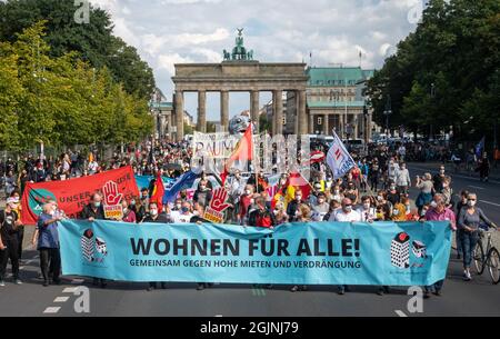 Berlin, Deutschland. September 2021. Bei einer Demonstration gegen hohe Mieten in Berlin halten die Teilnehmer ein Transparent mit der Aufschrift "Wohnen für Alle!" (Housing for All) auf der Straße des 17. Der Protest wurde von der 'Berliner Allianz gegen Vertreibung und Mieterwahnsinn' genannt. Quelle: Christophe Gateau/dpa/Alamy Live News Stockfoto