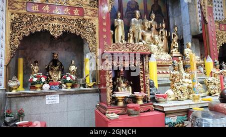 Wat Lokanukroh Chua TU Te Shrine Chinatown Bangkok Thailand ein kleiner vietnamesisch-chinesischer buddhistischer Tempel, auch bekannt als Annamese Mahayana Tempel, Phalit Phon Alley Stockfoto