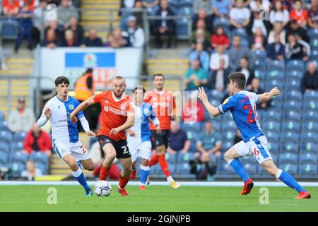 BLACKBURN, GROSSBRITANNIEN. 11. SEPTEMBER Darragh Lenihan von Blackburn Rovers verletzt Allan Campbell von Luton Town während des Sky Bet Championship-Spiels zwischen Blackburn Rovers und Luton Town im Ewood Park, Blackburn, am Samstag, 11. September 2021. (Kredit: Pat Scaasi | MI Nachrichten) Kredit: MI Nachrichten & Sport /Alamy Live Nachrichten Stockfoto