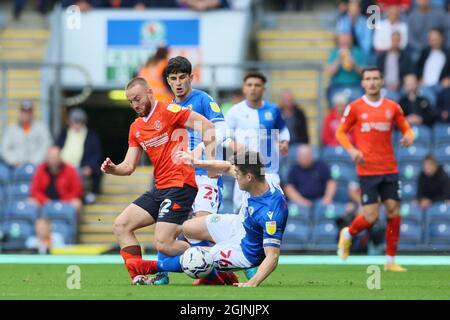 BLACKBURN, GROSSBRITANNIEN. 11. SEPTEMBER Darragh Lenihan von Blackburn Rovers verletzt Allan Campbell von Luton Town während des Sky Bet Championship-Spiels zwischen Blackburn Rovers und Luton Town im Ewood Park, Blackburn, am Samstag, 11. September 2021. (Kredit: Pat Scaasi | MI Nachrichten) Kredit: MI Nachrichten & Sport /Alamy Live Nachrichten Stockfoto