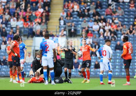 BLACKBURN, GROSSBRITANNIEN. 11. SEPTEMBER Darragh Lenihan von Blackburn Rovers verletzt Allan Campbell von Luton Town während des Sky Bet Championship-Spiels zwischen Blackburn Rovers und Luton Town im Ewood Park, Blackburn, am Samstag, 11. September 2021. (Kredit: Pat Scaasi | MI Nachrichten) Kredit: MI Nachrichten & Sport /Alamy Live Nachrichten Stockfoto