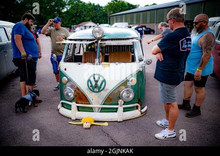 Beim Busfest auf dem Malvern Three Counties Showground, wo ein Wochenende mit Volkswagen-Van- und Camper-Aktivitäten auf dem größten VW-Transporter-Festival der Welt stattfindet, bewundern die Menschen einen VW-Wohnmobil aus dem Jahr 1964. Bilddatum: Samstag, 11. September 2021. Stockfoto