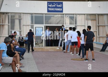 Tunis, Tunesien. September 2021. Am 11. September 2021 werden in einem Impfzentrum in Tunis, Tunesien, Menschen zur COVID-19-Impfung anstehen. Tunesien hat am Samstag einen landesweiten Tag der offenen Tür zur Impfung gegen COVID-19 im ganzen Land gestartet und sich auf die Schuleröffnung Mitte September vorbereitet. Quelle: Adel Ezzine/Xinhua/Alamy Live News Stockfoto