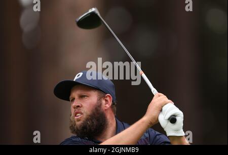 Der englische Andrew Johnston spielt am dritten Tag der BMW PGA Championship im Wentworth Golf Club, Virginia Water, einen Schuss auf den 11. Bilddatum: Samstag, 11. September 2021. Stockfoto