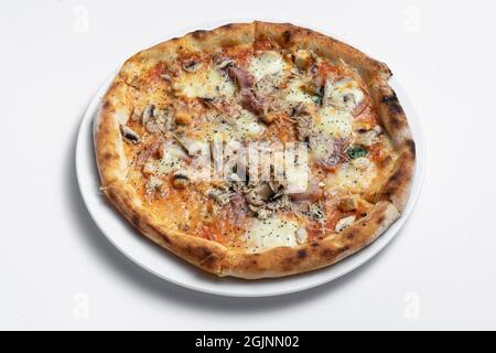 Nahaufnahme der italienischen Pizza mit Schinken, Pilzen und Käse auf weißem Hintergrund Stockfoto