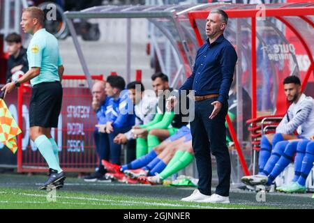 Enschede, Niederlande. September 2021. ENSCHEDE, NIEDERLANDE - 11. SEPTEMBER: Trainer Rene Hake vom FC Utrecht während des niederländischen Eredivisie-Spiels zwischen dem FC Twente und dem FC Utrecht am 11. September 2021 in Enschede, Niederlande (Foto: Marcel ter Bals/Orange Picics) Credit: Orange Pics BV/Alamy Live News Stockfoto