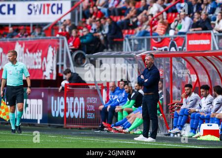 Enschede, Niederlande. September 2021. ENSCHEDE, NIEDERLANDE - 11. SEPTEMBER: Trainer Rene Hake vom FC Utrecht während des niederländischen Eredivisie-Spiels zwischen dem FC Twente und dem FC Utrecht am 11. September 2021 in Enschede, Niederlande (Foto: Marcel ter Bals/Orange Picics) Credit: Orange Pics BV/Alamy Live News Stockfoto