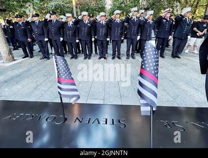 USA. September 2021. Feuerwehrleute der FDNY Engine Company 217, Brooklyn, grüßen am Samstag, den 11. September 2021, beim 20th Anniversary Memorial im World Trade Center nahe dem Namen ihrer gefallenen Kollegen. (Foto von David Handschuh/NYPPA Pool via Credit: SIPA USA/Alamy Live News Credit: SIPA USA/Alamy Live News Stockfoto