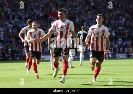 SUNDERLAND, GROSSBRITANNIEN. 11. SEPTEMBER Dan Neil von Sunderland feiert am Samstag, 11. September 2021, nachdem er im Sky Bet League 1-Spiel zwischen Sunderland und Accrington Stanley im Stadium of Light, Sunderland, einen Treffer erzielt hat. (Kredit: Will Matthews | MI News) Kredit: MI News & Sport /Alamy Live News Stockfoto