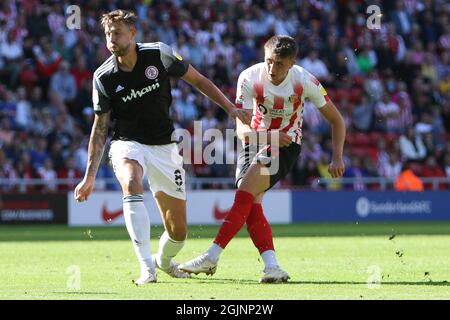 SUNDERLAND, GROSSBRITANNIEN. 11. SEPTEMBER Dan Neil von Sunderland erzielt am Samstag, 11. September 2021, im Sky Bet League 1-Spiel zwischen Sunderland und Accrington Stanley im Stadium of Light, Sunderland, ein Tor. (Kredit: Will Matthews | MI News) Kredit: MI News & Sport /Alamy Live News Stockfoto