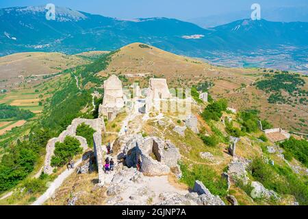 Alte Calascio Dorfruinen, in der Nähe der Burg von Rocca Calascio, Gran Sasso, Abruzzen Stockfoto