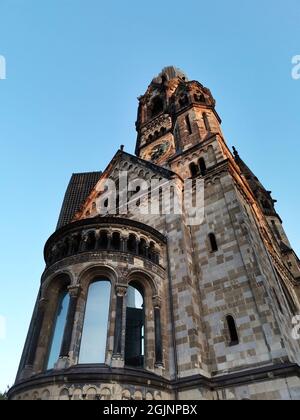 Das Äußere der Kaiser-Wilhelm-Gedächtniskirche, auch bekannt als Lippenstift und Pulverbox, ist aus einer niedrigen Perspektive zu sehen Stockfoto