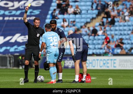 COVENTRY, Großbritannien, 11. SEPTEMBER Schiedsrichter Leigh Doughty zeigt dem Coventry City-Spieler Gustavo Hamer während der ersten Hälfte des Sky Bet Championship-Spiels zwischen Coventry City und Middlesbrough in der Ricoh Arena, Coventry, am Samstag, 11. September 2021, eine gelbe Karte. (Kredit: John Cripps | MI Nachrichten) Kredit: MI Nachrichten & Sport /Alamy Live Nachrichten Stockfoto