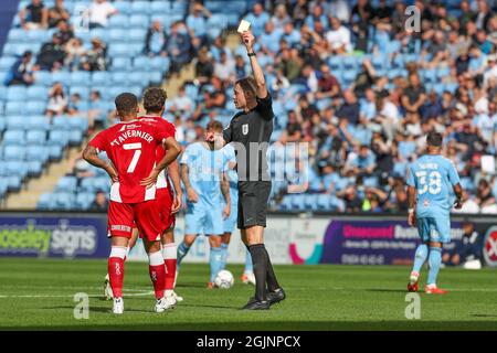 COVENTRY, Großbritannien, 11. SEPTEMBER Schiedsrichter Leigh Doughty zeigt am Samstag, 11. September 2021, in der ersten Hälfte des Sky Bet Championship-Spiels zwischen Coventry City und Middlesbrough in der Ricoh Arena, Coventry, eine gelbe Karte an Marcus Tavernier von Middlesbrough. (Kredit: John Cripps | MI Nachrichten) Kredit: MI Nachrichten & Sport /Alamy Live Nachrichten Stockfoto