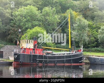 Der VC 32, der als Kriegsversorgerboot gebaut wurde, war ein Clyde-Puffer und liegt nun im Hafen am Crinan-Kanal an der Westküste Schottlands. Stockfoto