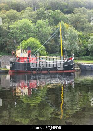 Der VC 32, der als Kriegsversorgerboot gebaut wurde, war ein Clyde-Puffer und liegt nun im Hafen am Crinan-Kanal an der Westküste Schottlands. Stockfoto