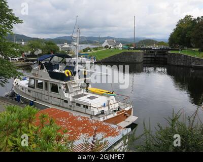 Blick auf das Innenbecken mit einer verankerten Yacht am Crinan-Kanal im Westen Schottlands. Stockfoto