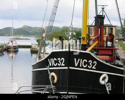 Der VC 32, der als Kriegsversorgerboot gebaut wurde, war ein Clyde-Puffer und liegt nun im Hafen am Crinan-Kanal an der Westküste Schottlands. Stockfoto